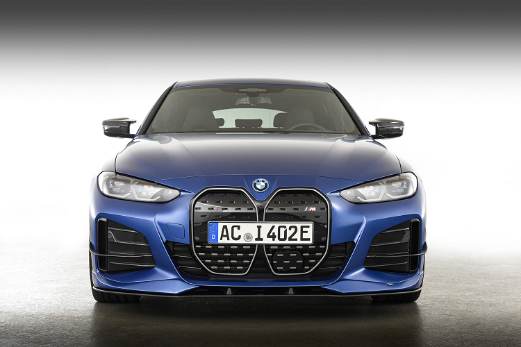 Thương hiệu trang bị cho mẫu BMW i4 2022 chạy điện hàng loạt các nâng cấp về ngoại thất bao gồm bộ chia gió phía trước, các cánh lướt gió nhỏ ở hai bên hông xe, cánh gió dành cho phần mui xe phía sau, cánh lướt gió được đính ở nắp cốp sau và cánh gió bên cũng như bộ khuếch tán mới giúp mẫu xe độ trở nên ấn tượng hơn.