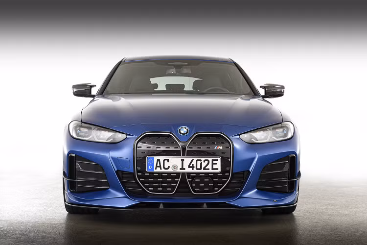 Thương hiệu trang bị cho mẫu BMW i4 2022 chạy điện hàng loạt các nâng cấp về ngoại thất bao gồm bộ chia gió phía trước, các cánh lướt gió nhỏ ở hai bên hông xe, cánh gió dành cho phần mui xe phía sau, cánh lướt gió được đính ở nắp cốp sau và cánh gió bên cũng như bộ khuếch tán mới giúp mẫu xe độ trở nên ấn tượng hơn.