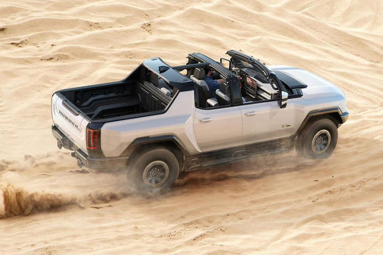 Trước Hummer EV, GM Defense (thành lập từ năm 2017) đã là một đối tác thân thiết với chính phủ khi cung cấp nhiều mẫu xe phù hợp với các nhu cầu quốc phòng. Hummer EV được kỳ vọng sẽ xuất sắc hơn nữa, dù là dùng cho công việc hàng ngay hay trong môi trường chiến thuật.