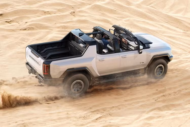 Trước Hummer EV, GM Defense (thành lập từ năm 2017) đã là một đối tác thân thiết với chính phủ khi cung cấp nhiều mẫu xe phù hợp với các nhu cầu quốc phòng. Hummer EV được kỳ vọng sẽ xuất sắc hơn nữa, dù là dùng cho công việc hàng ngay hay trong môi trường chiến thuật.