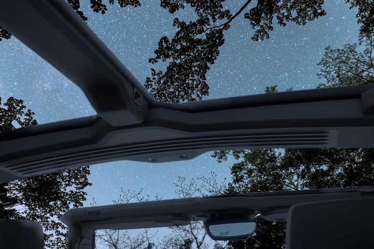 Gói trang bị Extreme Off-road Package với các tiện ích bổ sung như camera gắn gầm và trần xe, mâm xe 18 inch kèm lốp 35 inch địa hình và các hệ thống hỗ trợ chuyên biệt cho việc off-road địa hình.