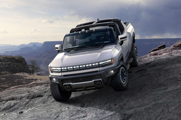 Hummer EV là một chiếc xe vô cùng thành công của GM, với mức giá xe Hummer EV 2022 bán ra từ 100.000 USD (khoảng 2,34 tỷ đồng) kèm phạm vi hoạt động ấn tượng lên tới 560 km, Hummer EV nhanh chóng thu về hơn 77.000 lượt đặt hàng trước tính đến hiện tại.