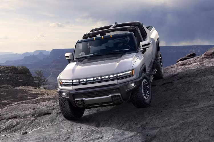 Hummer EV là một chiếc xe vô cùng thành công của GM, với mức giá xe Hummer EV 2022 bán ra từ 100.000 USD (khoảng 2,34 tỷ đồng) kèm phạm vi hoạt động ấn tượng lên tới 560 km, Hummer EV nhanh chóng thu về hơn 77.000 lượt đặt hàng trước tính đến hiện tại.