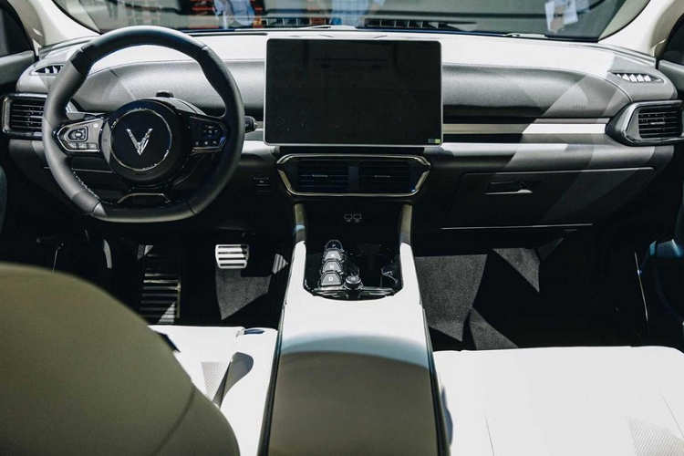 Đây cũng là mẫu duy nhất trong nhóm cung cấp hệ dẫn động tất cả các bánh, trong khi những mẫu khác chỉ quay bánh trước. Các cấp độ trang trí bổ sung có nội thất bọc da thuần chay và mái che toàn cảnh bằng kính, đồng thời tất cả đều có chỗ ngồi cho 5 hành khách.