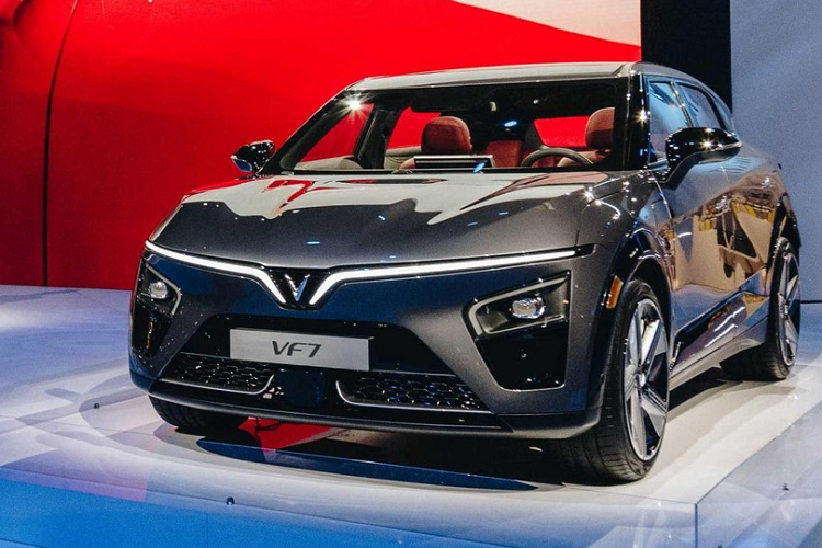 Giữa rất nhiều xe mới ra mắt tại triển lãm ôtô Los Angeles 2022 là 2 mẫu SUV cỡ nhỏ của VinFast. Thương hiệu xe điện Vinfast Việt Nam đang giới thiệu VF6 và VF7 cùng với VF8 và VF9 sở hữu 3 hàng ghế lớn hơn, cả hai đều đã ra mắt tại Mỹ vào năm ngoái.