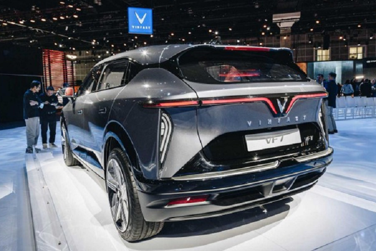 Về cơ cấu giá, VinFast cung cấp cho người mua lựa chọn thanh toán toàn bộ chi phí pin (giá cao hơn) hoặc đăng ký sử dụng pin hàng tháng (giá thấp hơn). Đó là một cách tiếp cận mới để giảm chi phí của EV, mặc dù đăng ký cho VF8 vẫn có giá 169 đô la mỗi tháng.