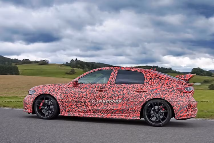 Dự kiến, Honda Civic Type R mới sẽ dùng động cơ tăng áp 2.0L 4 xi-lanh nâng cấp, cho ra nhiều sức mạnh hơn thế hệ hiện tại (306 mã lực, mô-men xoắn 400 Nm), nhằm tăng khả năng cạnh tranh trước đối thủ Volkswagen Golf R 315 mã lực.