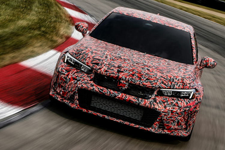 Khối động cơ mới đi kèm khóa vi sai và hộp số sàn 6 cấp. Ngoài ra, mẫu xe còn được trang bị lốp Michelin Pilot Sport và phanh Brembo mang lại những trải nghiệm lái phấn khích hơn.