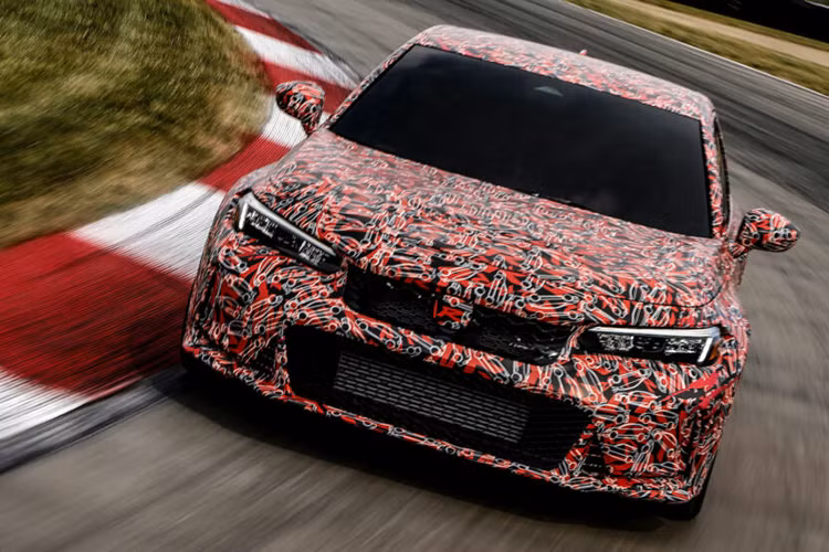 Khối động cơ mới đi kèm khóa vi sai và hộp số sàn 6 cấp. Ngoài ra, mẫu xe còn được trang bị lốp Michelin Pilot Sport và phanh Brembo mang lại những trải nghiệm lái phấn khích hơn.