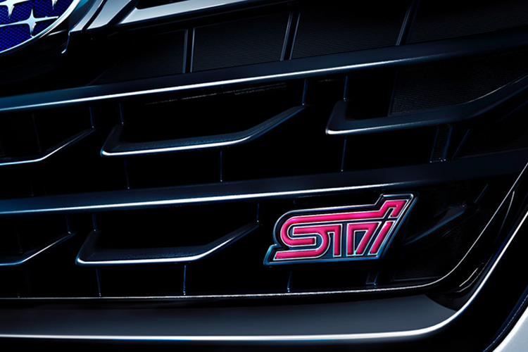 Mẫu xe còn sở hữu bộ vành 18 inch và lớp sơn đen bóng ở đường viền lưới tản nhiệt, tấm chắn gầm, cửa hút gió cản, ốp bệ cửa, gương, bộ khuếch tán sau, ống xả kép được giữ lại và cánh gió sau...