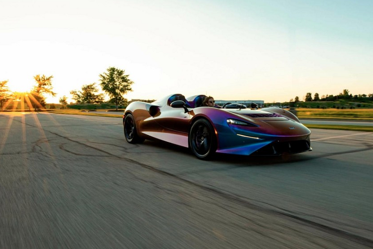 Khác biệt là trái tim này sẽ mang đến công suất tối đa 804 mã lực và mô-men xoắn cực đại 800 Nm cho xe McLaren Elva, toàn bộ nội công của xe sẽ được truyền đến cầu sau thông qua hộp số 7 cấp ly hợp kép, nhờ đó siêu phẩm được mệnh danh là 4 không của McLaren có thể tăng tốc từ vị trí xuất phát lên 100 km/h trong thời gian chưa đầy 3 giây.