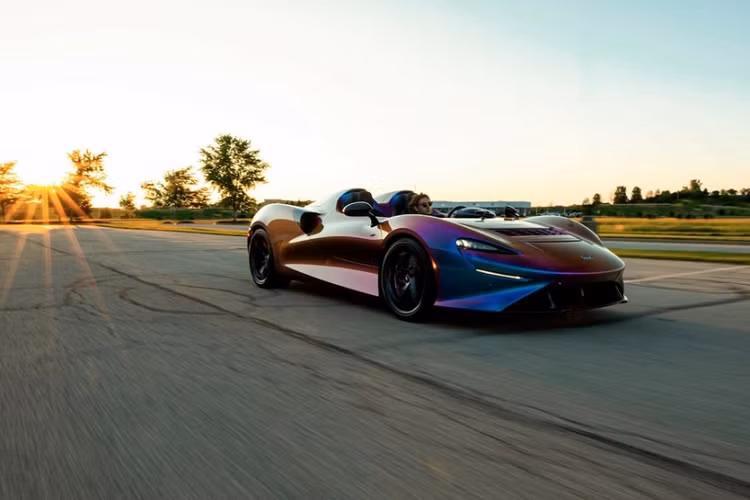 Khác biệt là trái tim này sẽ mang đến công suất tối đa 804 mã lực và mô-men xoắn cực đại 800 Nm cho xe McLaren Elva, toàn bộ nội công của xe sẽ được truyền đến cầu sau thông qua hộp số 7 cấp ly hợp kép, nhờ đó siêu phẩm được mệnh danh là 4 không của McLaren có thể tăng tốc từ vị trí xuất phát lên 100 km/h trong thời gian chưa đầy 3 giây.