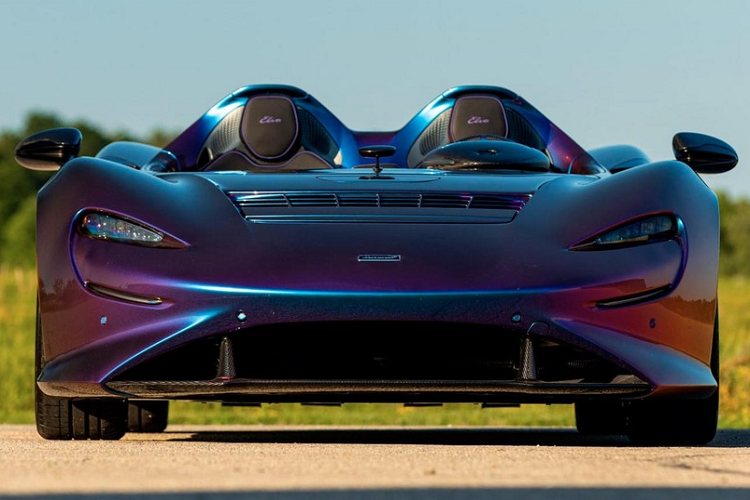 Sự kiện đấu giá xe Mecum Auctions diễn ra sắp tới đây sẽ có rất nhiều mẫu xe hot được mang ra trưng bày cũng như tìm khách hàng mới. 1 trong số này có chiếc siêu xe triệu đô McLaren Elva tắc kè hoa mang số thứ tự 122 sẽ thu hút nhiều sự chú ý.