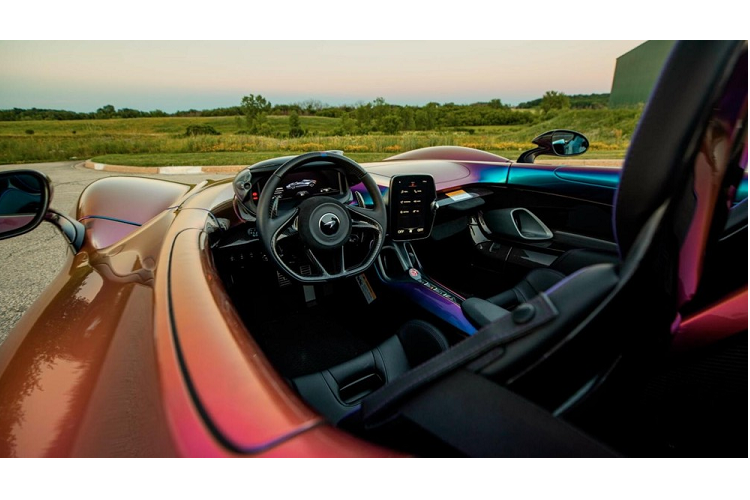 Siêu phẩm McLaren Elva là một mẫu xe speedster với thiết kế không mui, không kính chắn gió và được sản xuất giới hạn đến từ Anh quốc, sau này, do một số thị trường không cho phép lưu thông một chiếc Elva không có kính chắn gió, nên hãng xe McLaren đã cho ra mắt phiên bản 3 không với sự xuất hiện của tấm kính chắn gió, dễ dàng vào 51 tiểu bang của Mỹ hay giúp cho Minh "Nhựa" đặt mua chính hãng.