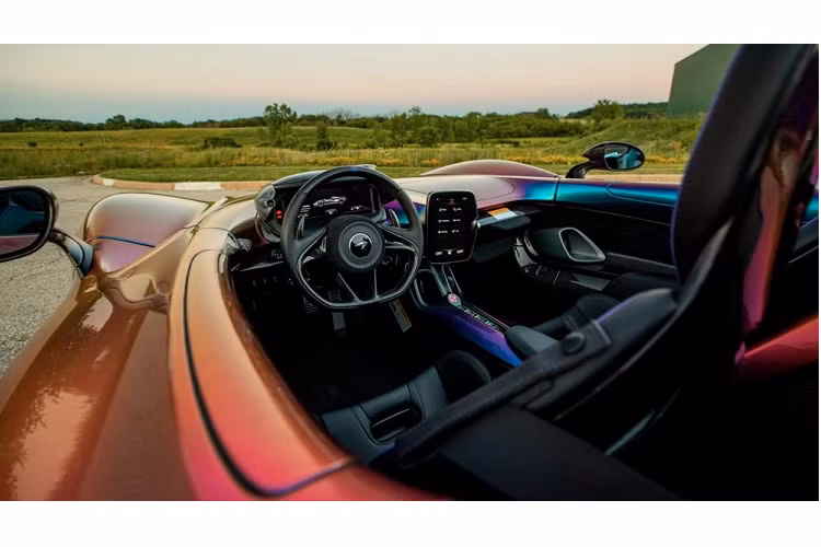 Siêu phẩm McLaren Elva là một mẫu xe speedster với thiết kế không mui, không kính chắn gió và được sản xuất giới hạn đến từ Anh quốc, sau này, do một số thị trường không cho phép lưu thông một chiếc Elva không có kính chắn gió, nên hãng xe McLaren đã cho ra mắt phiên bản 3 không với sự xuất hiện của tấm kính chắn gió, dễ dàng vào 51 tiểu bang của Mỹ hay giúp cho Minh "Nhựa" đặt mua chính hãng.