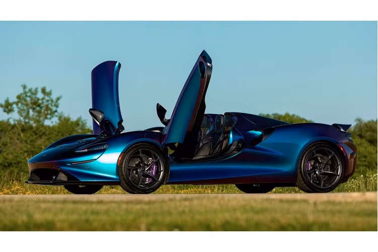 Chiếc McLaren Elva số thứ tự 122 này thuộc bản 4 không nên được trang bị hệ thống kiểm soát khí lưu thông minh AAMS, có thể tạo ra "bong bóng không khí" để bảo vệ người lái, tuy nhiên, khi chạy tốc độ nhanh, tính năng này không giúp ích được gì cho người ngồi trong, thậm chí, 1 video còn cho thấy vị đại gia bay cả nón kết khi tăng tốc xe Elva trên đường.