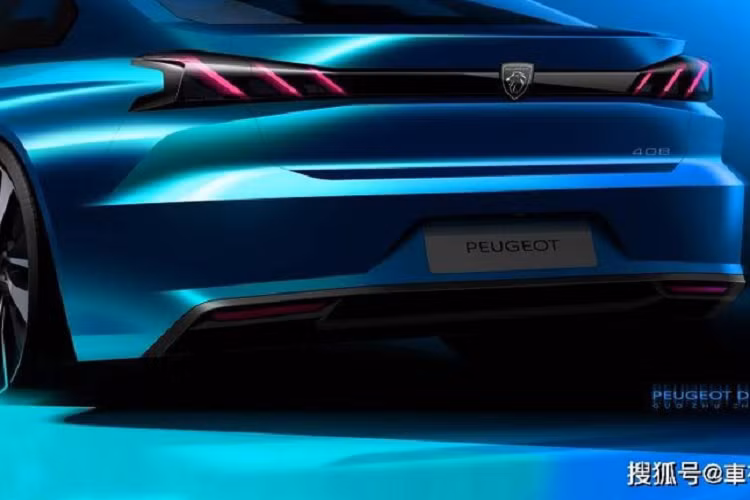 Đằng sau, mẫu sedan cỡ C này trông khá thời trang với cánh gió nhỏ vuốt lên trên, tích hợp vào cửa cốp. Bên cạnh đó là cụm đèn hậu nối với nhau bằng nẹp màu đen ở giữa giống với Peugeot 308 mới. Ngay cả tạo hình móng vuốt sư tử bên trong đèn hậu của Peugeot 408 2022 cũng được bê từ 308 sang.