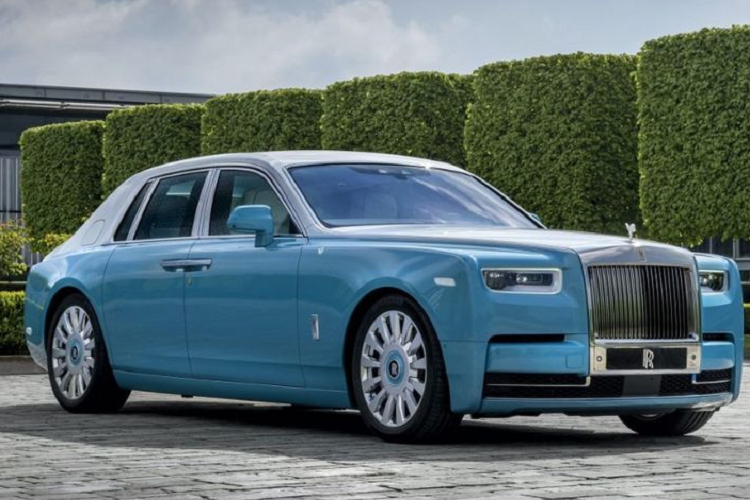 Được biết, những mẫu xe bán chạy nhất của nhà Rolls-Royce đều có giá khởi điểm cực khủng như Phantom 450.000 USD, Wraith 322.000 USD, Cullinan 330.000 USD. Ở Việt Nam, chỉ có giới nhà giàu mới có đủ khả năng sở hữu chiếc xe siêu sangRolls-Royce có giá niêm yết chính hãng ở mức dao động từ 32 - 54 tỷ đồng này.
