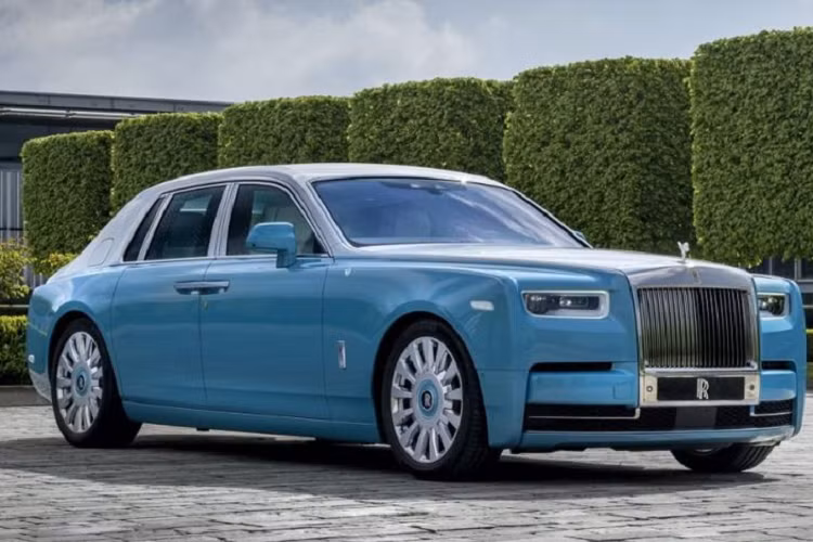 Được biết, những mẫu xe bán chạy nhất của nhà Rolls-Royce đều có giá khởi điểm cực khủng như Phantom 450.000 USD, Wraith 322.000 USD, Cullinan 330.000 USD. Ở Việt Nam, chỉ có giới nhà giàu mới có đủ khả năng sở hữu chiếc xe siêu sangRolls-Royce có giá niêm yết chính hãng ở mức dao động từ 32 - 54 tỷ đồng này.