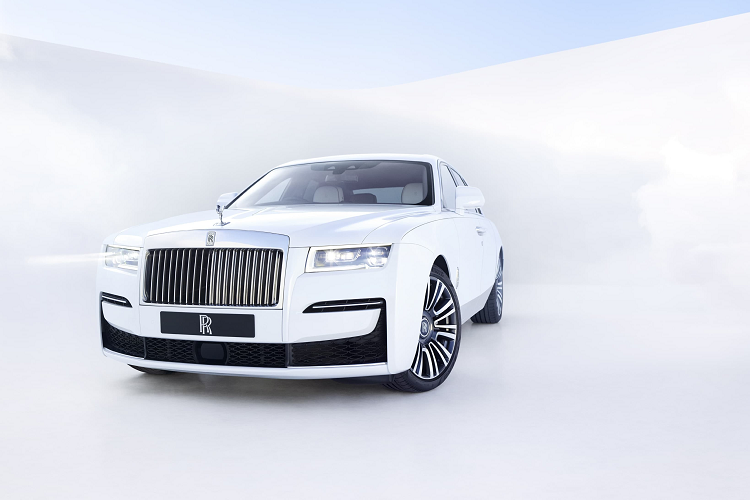 Nếu những khách hàng muốn tô điểm thêm cho chiếc xe của họ, Mark cũng sẽ có mặt với bút và những màu sơn. Với Rolls-Royce, những chiếc xe không bao giờ quay lại xưởng. Nhân viên Rolls-Royce sẽ tới tận nơi, cho dù bạn ở bất kỳ đâu trên thế giới. Trải qua hàng thế kỷ, cho đến nay, những chiếc xe mang thương hiệu Rolls-Royce vẫn luôn được nhiều người khát khao, mong muốn sở hữu.