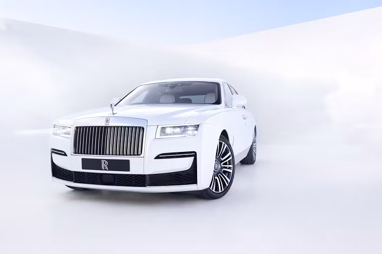 Nếu những khách hàng muốn tô điểm thêm cho chiếc xe của họ, Mark cũng sẽ có mặt với bút và những màu sơn. Với Rolls-Royce, những chiếc xe không bao giờ quay lại xưởng. Nhân viên Rolls-Royce sẽ tới tận nơi, cho dù bạn ở bất kỳ đâu trên thế giới. Trải qua hàng thế kỷ, cho đến nay, những chiếc xe mang thương hiệu Rolls-Royce vẫn luôn được nhiều người khát khao, mong muốn sở hữu.