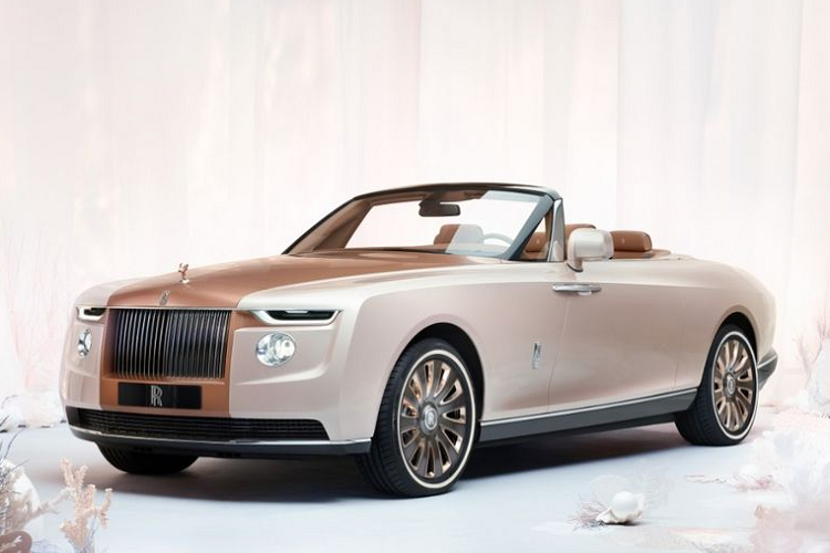 Rolls-Royce là thương hiệu xe siêu sang Anh quốc. Sở dĩ, những chiếc xe Rolls Royce siêu đắt đỏ như vậy là vì các sản phẩm của hãng đều phải trải qua quá trình sản xuất rất tỉ mỉ, công phu và vô cùng cẩn thận. Thân xe được sản xuất tại Đức, sau đó được đưa về Anh để lắp ráp và chế tác những chi tiết thủ công.