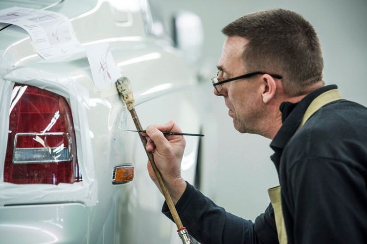 Điểm đặc biệt làm nên thương hiệu của những chiếc xe nhà Rolls-Royce đó là các chi tiết vẽ tay (coachline) được thực hiện bởi duy nhất một người - họa sĩ Mark Court. Mark Court là họa sĩ ký hiệu có đôi bàn tay đã vẽ các đường sọc, đường kẻ trang trí dọc thân xe, một trong những chi tiết đặc trưng nổi bật nhất trên tất cả các xe Rolls-Royce kể từ khi thương hiệu này mở nhà máy Goodwood tại Anh vào năm 2003.