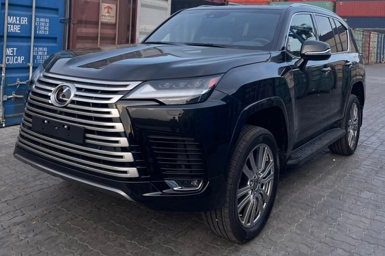 Lexus LX600 thế hệ mới có nhiều bản khác nhau như Urban, F-Sport và Ultra Luxury hay còn được biết đến dưới cái tên VIP của các mẫu xe nhập chính hãng. Tất nhiên khách hàng chịu chơi thường chọn bản cao nhất để trải nghiệm cảm giác "ông chủ" chỉ có trên Lexus LX600 Ultra Luxury 2022.