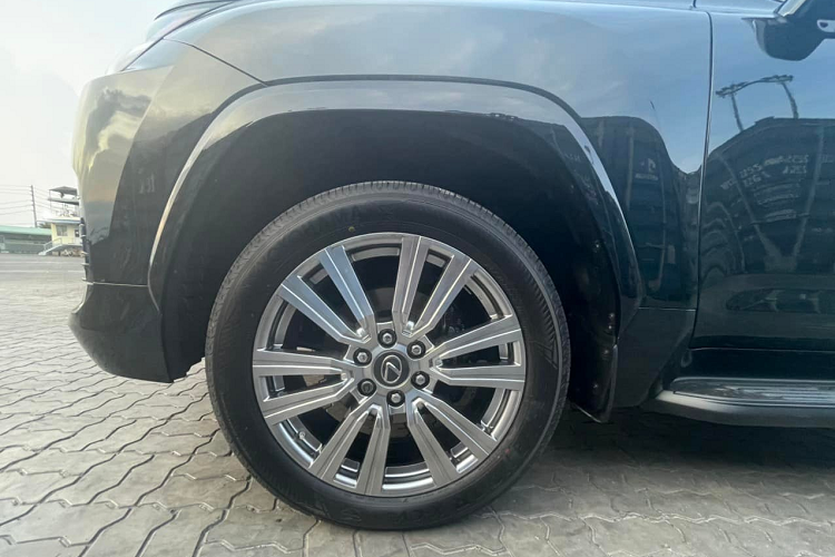 Mức giá xe Lexus LX600 Ultra Luxury mới về nước không được tiết lộ, nhưng sẽ không thấp hơn con số 9,21 tỷ đồng của xe nhập chính hãng.