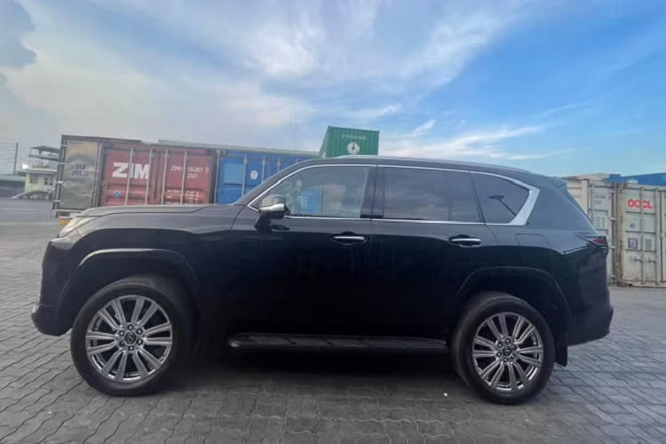 Sức mạnh của dòng xe SUV hạng sang Lexus LX600 2022 đến từ khối động cơ xăng V6, tăng áp kép, dung tích 3.5 lít, sản sinh ra công suất tối đa 409 mã lực và mô-men xoắn cực đại 650 Nm.