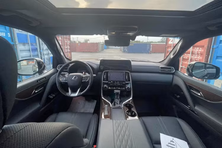 Những chiếc xe SUV hạng sang Lexus LX600 thế hệ mới thuộc phiên bản 4 chỗ ngồi với hàng ghế sau chỉ có 2 ghế độc lập, sở hữu hàng loạt trang bị tiện nghi dành cho các Chủ tịch như bảng điều khiển riêng biệt cho phép người ngồi sau điều chỉnh rèm che nắng, hệ thống sưởi và làm mát ghế, đèn đọc sách, màn hình giải trí, điều hoà, ánh sáng bên trong xe cùng nhiều tính năng VIP khác.