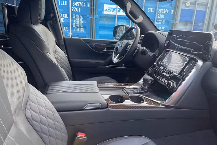 Ở thiết kế, Lexus LX600 thế hệ thứ 4 vẫn sử dụng lưới tản nhiệt hình con suốt cỡ lớn trên đầu xe nhưng các nan tản nhiệt lại có thiết kế mới, đặt ngang khá hầm hố. Dòng xe SUV hạng sang Lexus LX600 2022 còn nhẹ hơn bản trước 200 kg nhờ khung gầm mới và cửa nhôm.