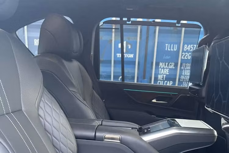 Chất liệu da ghế của Lexus LX600 Ultra Luxury mới về nước cũng khác biệt so với các bản còn lại. Điểm nhấn bên trong khoang lái xe Lexus LX600 thế hệ mới bao gồm cặp màn hình có kích thước 7 inch phía dưới và 12,3 inch đặt trên ở bảng điều khiển trung tâm, xe được trang bị 25 loa đến từ thương hiệu Mark Levinson cao cấp.