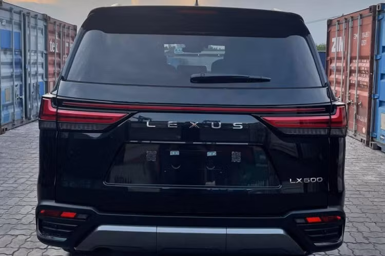 Một số thông tin chào bán cho biết, phiên bản 4 chỗ ngồi của xe Lexus LX600 thế hệ thứ 4 theo diện nhập tư nhân sẽ từ hơn 13 tỷ đồng.