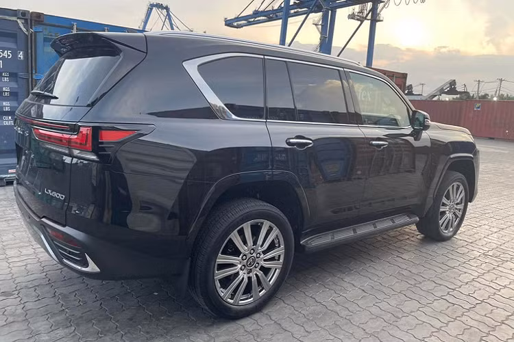 Trong đó 1 chiếc xe mang màu bạc và chiếc Lexus LX600 2022 hạng sang còn lại sở hữu màu đen, bộ áo rất được ưa chuộng trên các mẫu xe SUV hạng sang nhà Lexus. Hiện vẫn chưa rõ những chiếc xe Lexus LX600 thế hệ mới nhập tư nhân đã làm xong các thủ tục thông quan hay chưa, chỉ biết rằng, "cơn khát" sở hữu xe Lexus LX600 2022 của giới đại gia Việt đang rất nóng.