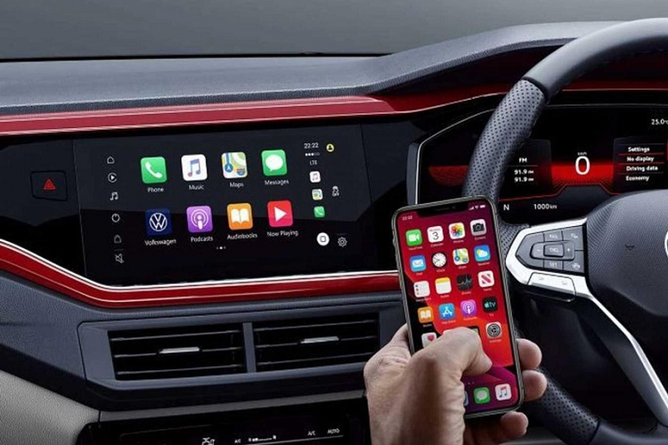 Bên dưới là nẹp mạ crôm kéo dài hết cản trước và bao quanh đèn sương mù khá lớn. Ở giữa cản trước còn có hốc gió trung tâm rộng. Trong khi đó, thiết kế bên sườn của Volkswagen Virtus 2022 khá giống với người anh em Skoda Slavia, từ kính cửa sổ cho đến đường vai xe.