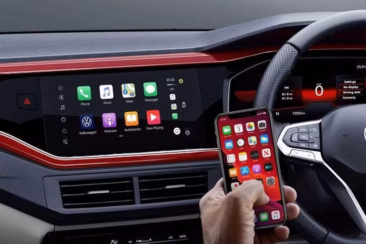 Bên dưới là nẹp mạ crôm kéo dài hết cản trước và bao quanh đèn sương mù khá lớn. Ở giữa cản trước còn có hốc gió trung tâm rộng. Trong khi đó, thiết kế bên sườn của Volkswagen Virtus 2022 khá giống với người anh em Skoda Slavia, từ kính cửa sổ cho đến đường vai xe.