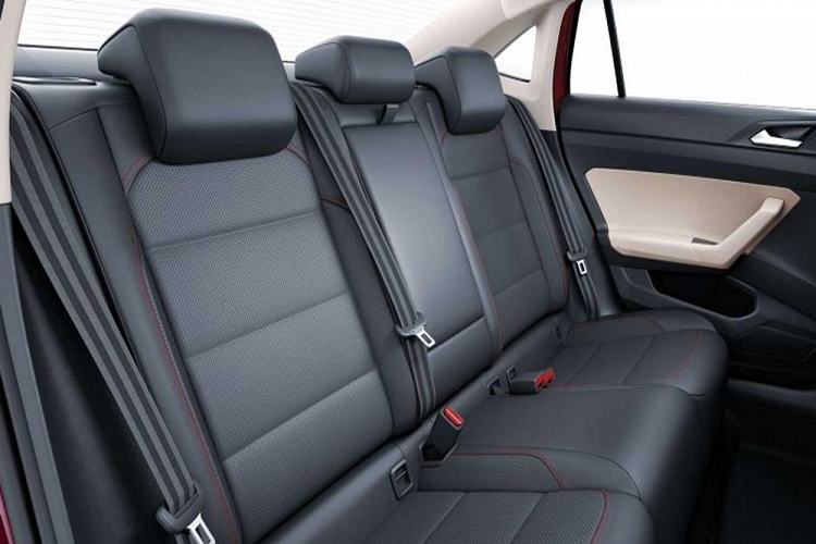 Với chiều dài cơ sở nhỉnh hơn các đối thủ, Volkswagen Virtus 2022 sở hữu không gian nội thất tương đối rộng rãi. Xe có mặt táp-lô nhiều tầng, màn hình thông tin giải trí dạng cảm ứng 10 inch và vô lăng 3 chấu mới. Riêng bản GT thể thao sẽ có những điểm nhấn màu đỏ ở mặt táp-lô, chỉ khâu màu đỏ và bộ bàn đạp bằng nhôm.