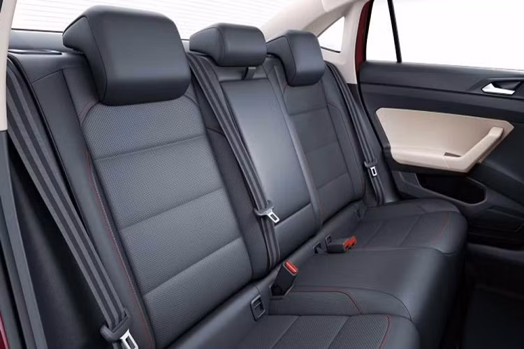 Với chiều dài cơ sở nhỉnh hơn các đối thủ, Volkswagen Virtus 2022 sở hữu không gian nội thất tương đối rộng rãi. Xe có mặt táp-lô nhiều tầng, màn hình thông tin giải trí dạng cảm ứng 10 inch và vô lăng 3 chấu mới. Riêng bản GT thể thao sẽ có những điểm nhấn màu đỏ ở mặt táp-lô, chỉ khâu màu đỏ và bộ bàn đạp bằng nhôm.