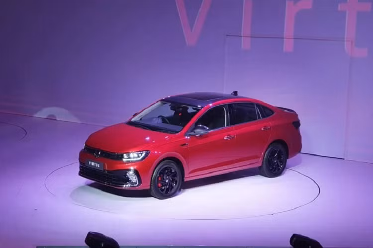 Vào hôm 8/3/2022 vừa qua, hãng Volkswagen đã chính thức vén màn phiên bản mới của dòng sedan cỡ nhỏ Virtus trong sự kiện tổ chức tại Ấn Độ. Đây đồng thời cũng là thị trường đầu tiên trên thế giới đón nhận Volkswagen Virtus 2022 mới. Ngoài Ấn Độ, mẫu sedan cỡ B này dự kiến còn được bán ở 25 thị trường khác trên toàn cầu.