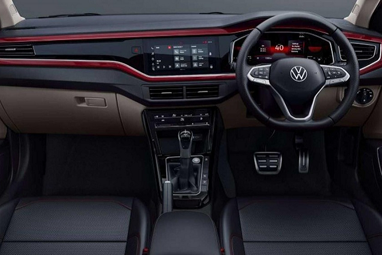 Được áp dụng ngôn ngữ thiết kế hiện tại của thương hiệu Volkswagen, Virtus mới mang trên mình ngoại hình khá sắc sảo với tỷ lệ cân đối. Trên đầu xe, mẫu sedan cỡ B này có cụm đèn pha mượt mà, ôm lấy hai góc và tích hợp dải đèn LED định vị ban ngày. Cụm đèn pha nối liền với lưới tản nhiệt có 2 nan mạ crôm.