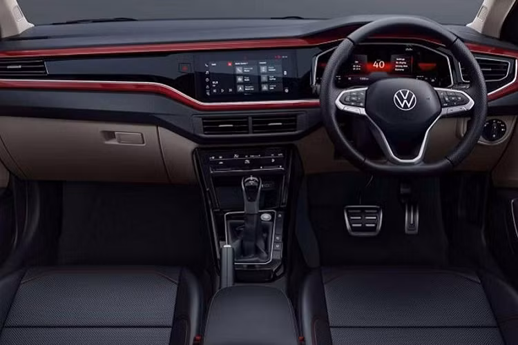 Được áp dụng ngôn ngữ thiết kế hiện tại của thương hiệu Volkswagen, Virtus mới mang trên mình ngoại hình khá sắc sảo với tỷ lệ cân đối. Trên đầu xe, mẫu sedan cỡ B này có cụm đèn pha mượt mà, ôm lấy hai góc và tích hợp dải đèn LED định vị ban ngày. Cụm đèn pha nối liền với lưới tản nhiệt có 2 nan mạ crôm.
