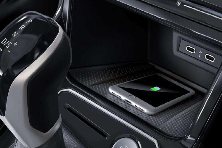 Đằng sau, Volkswagen Virtus 2022 được trang bị cụm đèn hậu tách rời với nhau và có tạo hình đuôi mũi tên bên trong. Tem chữ nổi "Virtus" không nằm ngay dưới logo của hãng Volkswagen như xu hướng hiện nay mà được đặt khá sâu trên nắp cốp sau. Bên dưới nắp cốp của xe là khoang hành lý có thể tích 521 lít.