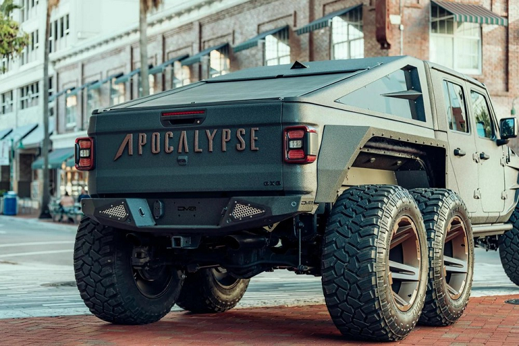 Riêng cản trước và sau được thiết kế từ thép dày với tời kéo xe lên đến 9.500 LBS cản trước và 12.000 LBS cho cản sau. Ngoài ra, hệ thống truyền động của xe được thiết kế độc quyền cho cả 6 bánh xe (cho phép người lái lựa chọn từ hệ dẫn động bốn bánh đến sáu bánh).