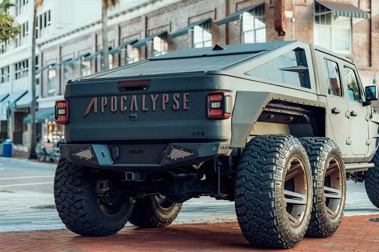 Riêng cản trước và sau được thiết kế từ thép dày với tời kéo xe lên đến 9.500 LBS cản trước và 12.000 LBS cho cản sau. Ngoài ra, hệ thống truyền động của xe được thiết kế độc quyền cho cả 6 bánh xe (cho phép người lái lựa chọn từ hệ dẫn động bốn bánh đến sáu bánh).