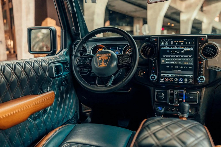 Về chiếc xe 6 bánh Apocalypse HellFire 6x6 của ông Duy Lợi chia sẻ sẽ khui công vào tháng sau được phát triển dựa trên mẫu xe bán tải Jeep Gladiator nhưng được sửa đổi lại hoàn toàn và mức giá trải nghiệm mẫu xe Apocalypse HellFire 6x6 sẽ không dưới 3 tỷ đồng tại nước ngoài.