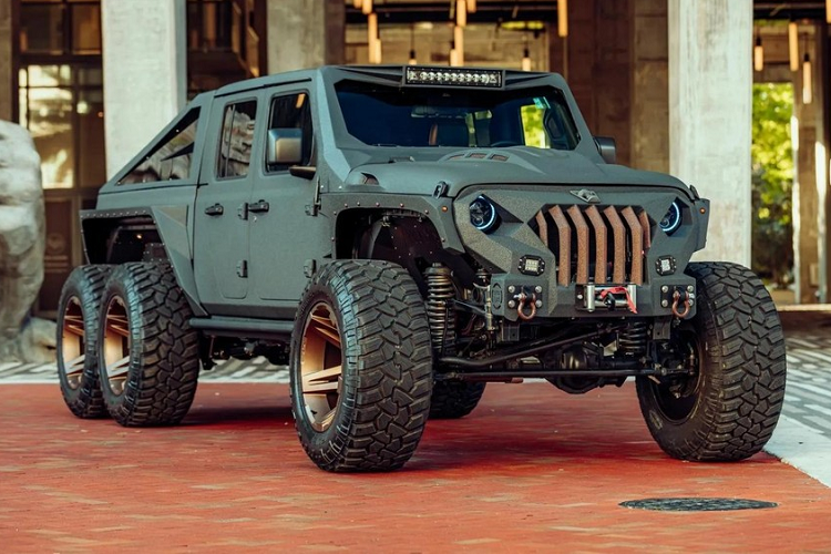 Cái tên được ông chủ vòng xếp Duy Lợi chia sẻ chính là mẫu Apocalypse HellFire 6x6 độ 6 bánh đã có trên 12 chiếc về đất nước Campuchia nhưng chưa có xe nào xuất hiện tại dải đất hình chữ S này dù với danh nghĩa mang biển số đẹp, cá nhân hóa, hay theo ý mình thích của nước bạn.