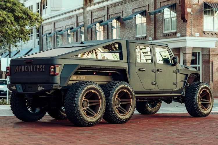 Bên trong khoang lái xe Apocalypse HellFire 6x6 được tháo toàn bộ ra và lắp đồ chơi mới bao gồm da cao cấp, màn hình giải trí lớn, đồng hồ hay vô lăng đều được trang bị lại. Chính vì điều này khiến 1 chiếc xe quái vật 6 bánh như Apocalypse HellFire 6x6 rời khỏi xưởng độ có giá thành không rẻ, từ 3,5 tỷ đồng đến 5 tỷ đồng, tùy thuộc vào đồ chơi của khách chọn.