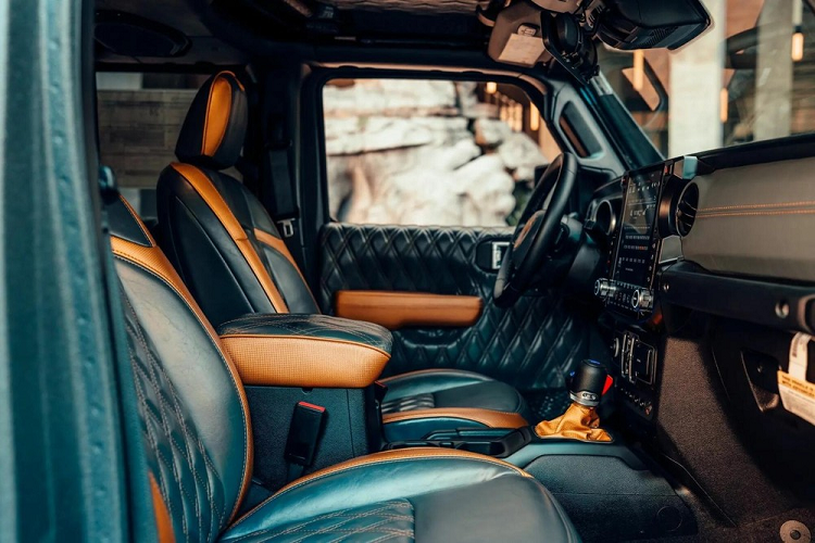 Đây sẽ là 1 trong những quái vật 6 bánh đình đám nhất tại dải đất hình chữ S này nếu xe được khui công đúng như chia sẻ của doanh nhân Duy Lợi là ở cảng VICT, Quận 7, TP HCM. Đây sẽ là chiếc xe SUV khủng thứ 2 của đại gia này sở hữu sau chiếc xe Jeep Wrangler Unlimited Sport độ cặp sừng "quái".