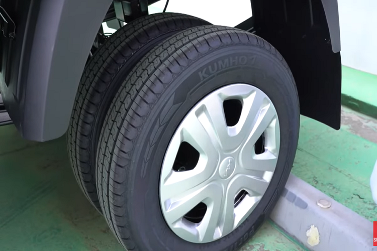 Nó có hai bộ pin nằm lộ phía bên ngoài, với tổng công suất 58,8 kWh, cung cấp phạm vi di chuyển khoảng 211 km, theo đánh giá của nhà sản xuất xe Hàn Quốc. Thời gian sạc từ 0 đến 80% mất 54 phút với bộ sạc nhanh 100 kW. Thay vì truyền động trực tiếp các bánh xe, nó có một trục truyền động đảm nhiệm vai trò truyền lực đến bánh sau. Ở phía sau là thiết lập bánh xe kép với một cặp lốp nhỏ gọn.